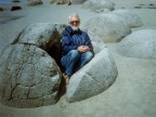Jerry in Moeraki Boulder.JPG (90 KB)